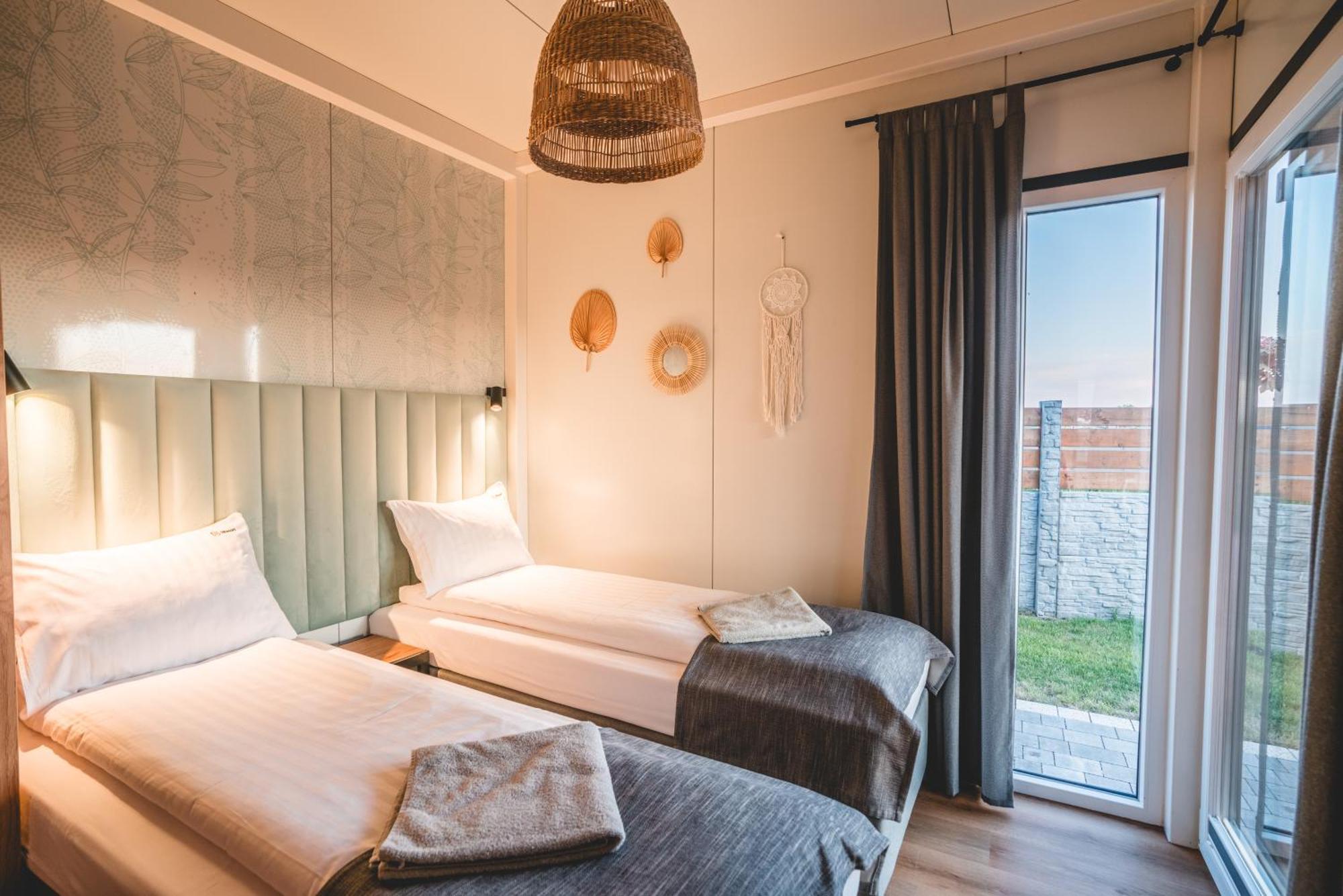 Rresort - Domki Z Krytym I Podgrzewanym Basenem, Sauna, Wifi, Parking W Cenie! Rewal Eksteriør bilde